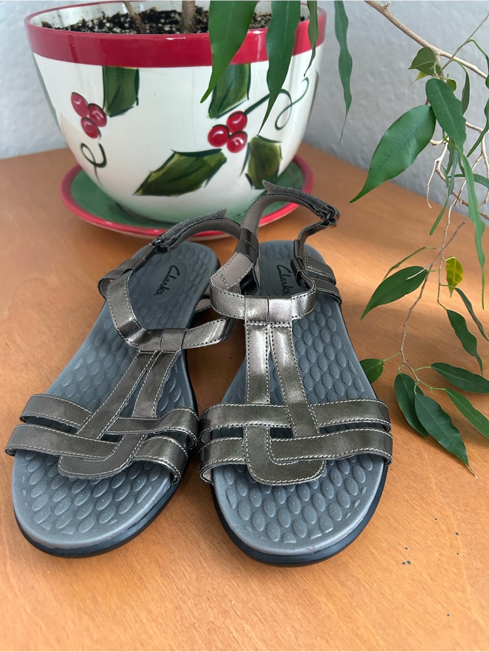 Clarks Metallic Bronze T-Strap Sandals 9M